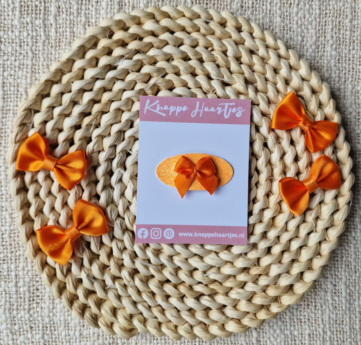 Koninklijke speld ovaal oranje glitter