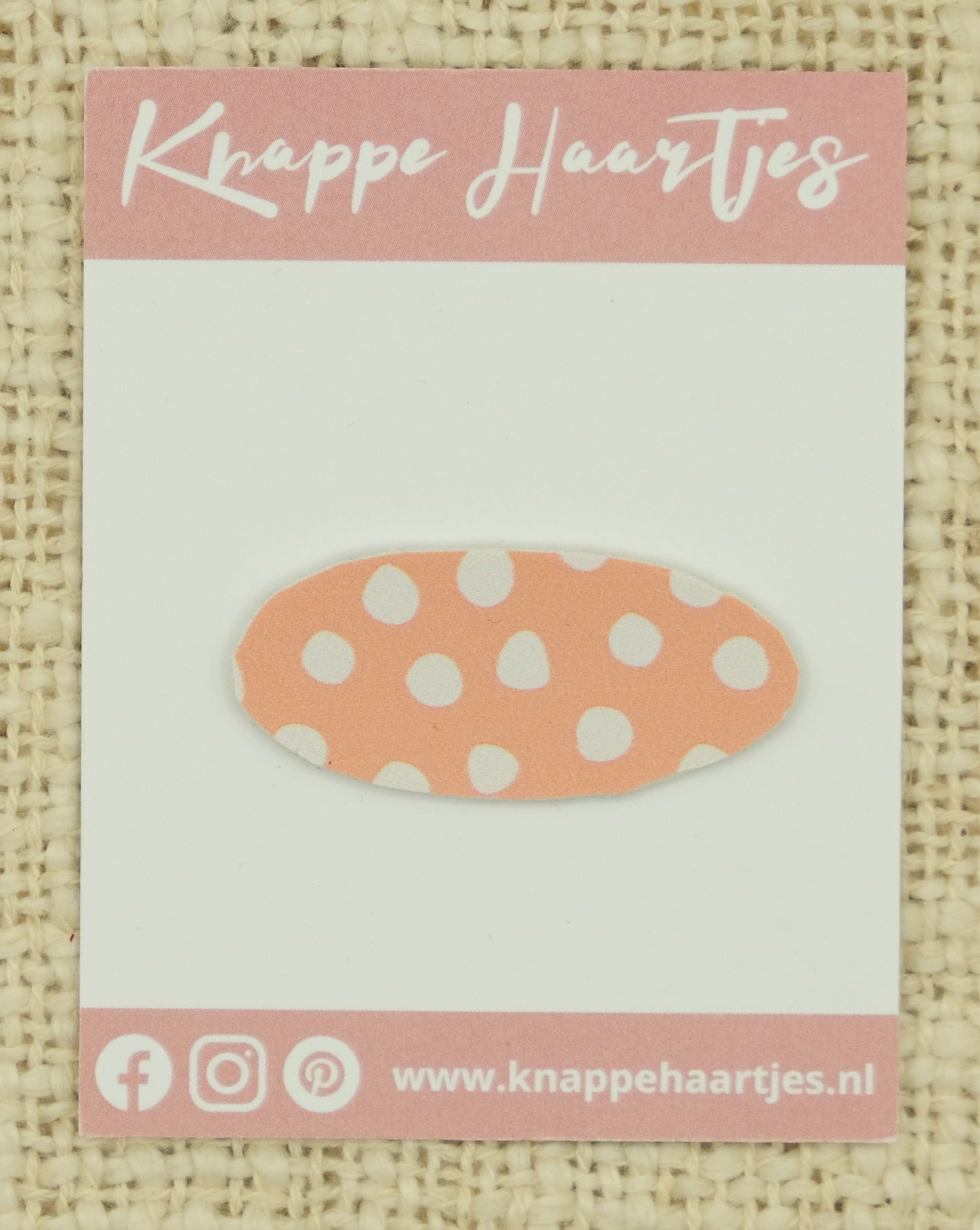 Ovaal zalm roze met witte stippen